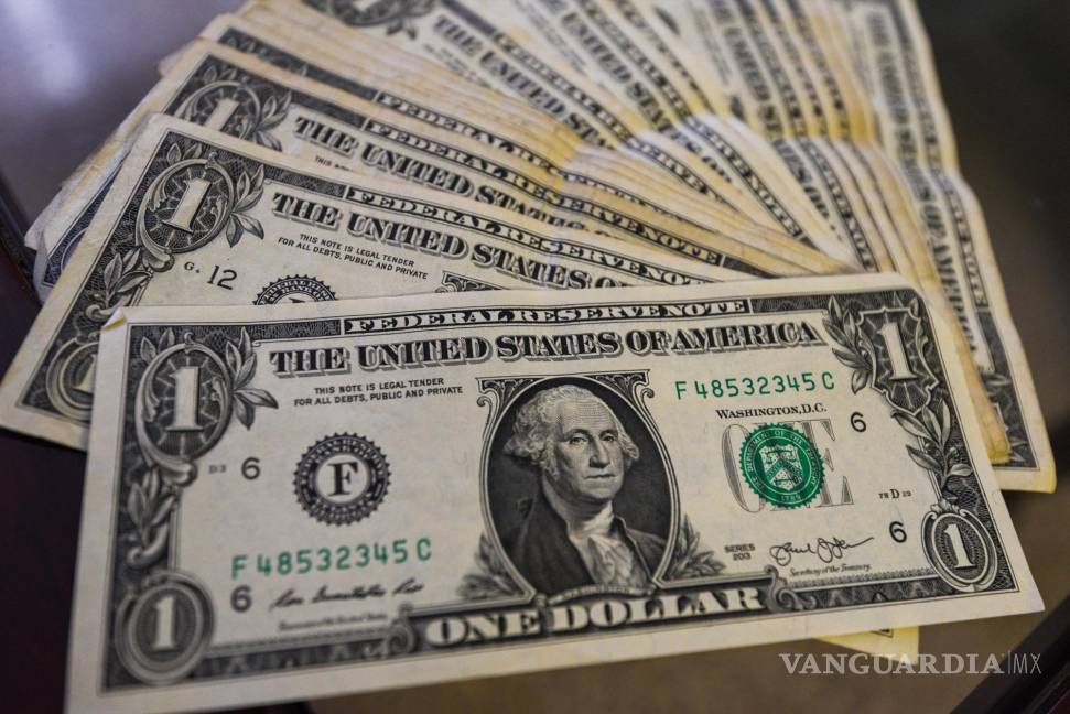 $!El dólar al menudeo había superardo la barrera de los 21 pesos, sin embargo, ayer cerró en el límite de los 20.99.