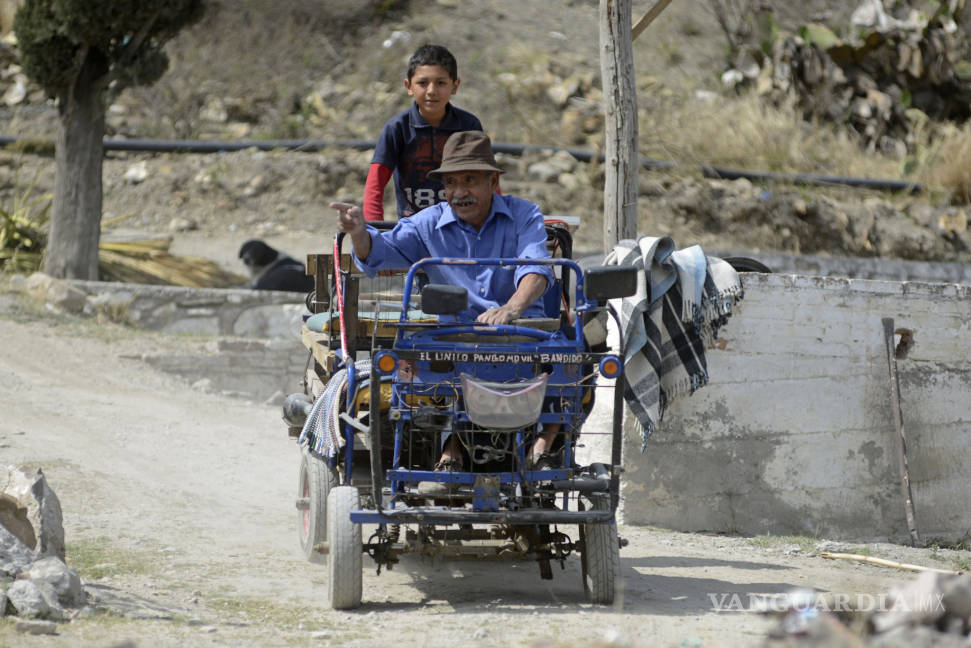 $!Don Pancho, el saltillense que inventó su propio auto con objetos desechables