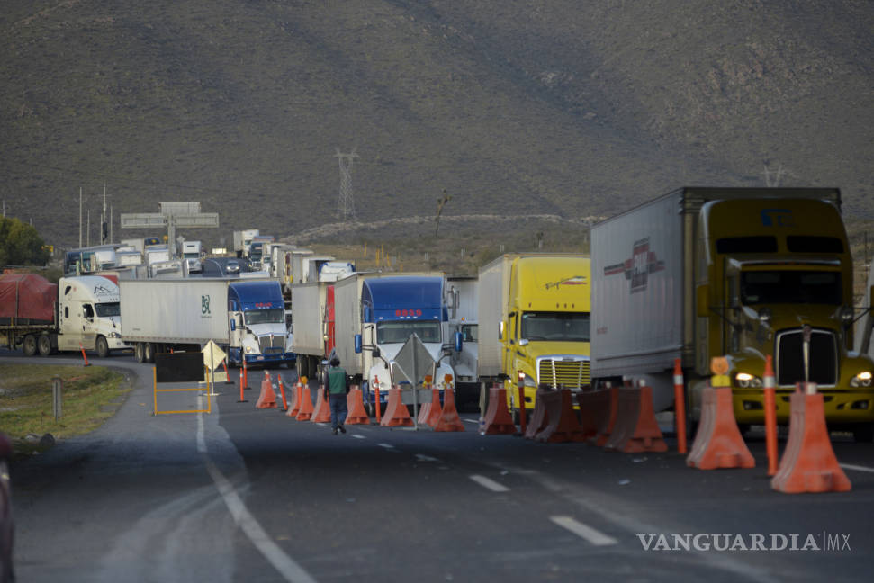 $!Denuncian que por obras de reparación en la carretera Saltillo-Monterrey, tiempo de traslado que debería ser de una hora se alarga hasta 4