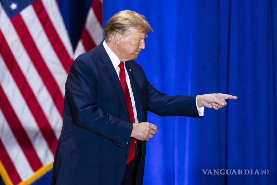 $!El expresidente estadounidense Donald Trump hace un gesto hacia sus seguidores en un mitin de campaña del Súper Martes en Richmond, Virginia.