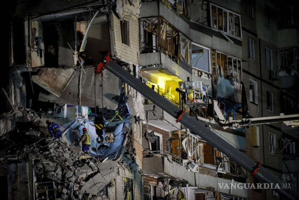 $!Los equipos de rescate retiran los escombros en el sitio de un edificio residencial dañado en Dnipro, sureste de Ucrania.