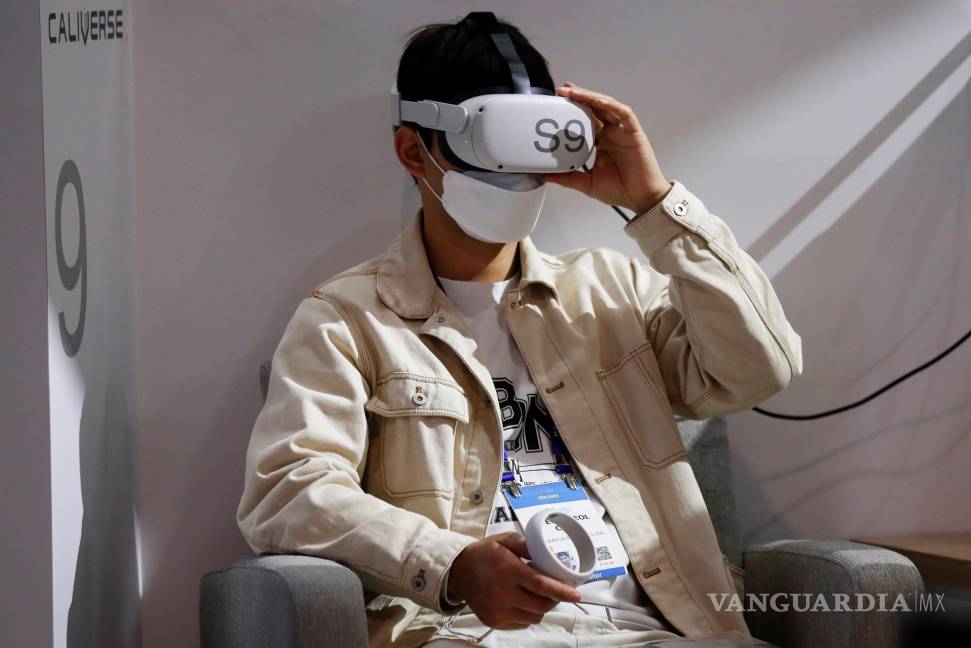 $!Un asistente usa un visor de realidad virtual en el stand de Lotte Data Communication. EFE/EPA/Caroline Brehman
