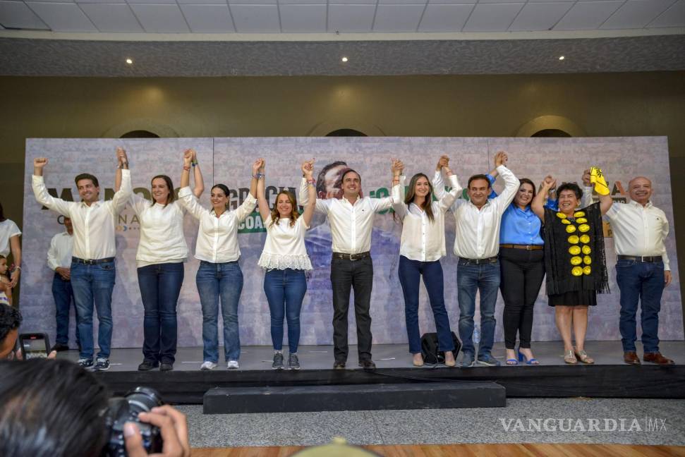 $!Manolo en primera instancia celebró con los candidatos a las diputaciones locales.