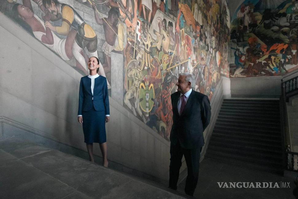 $!Claudia Sheinbaum, Presidenta Electa, observa con Andrés Manuel López Obrador, Presidente de México, los murales de Palacio Nacional, los políticos sostuvieron un encuentro para definir el proceso de transición.