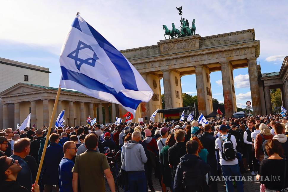 $!La gente participa en una manifestación de solidaridad con Israel en la plaza ‘Pariser Platz’ frente a la histórica Puerta de Brandenburgo, en Berlín, Alemania.