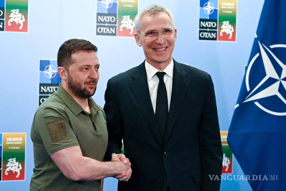 $!El presidente ucraniano, Volodímir Zelenski, estrecha la mano del secretario general de la OTAN, Jens Stoltenberg, en Vilna, Lituania.