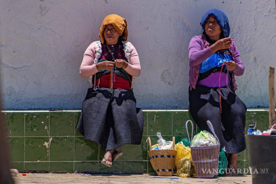 $!Dos mujeres indígenas tzotziles en el municipio de Zinacantán, estado de Chiapas (México).