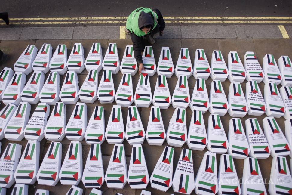 $!Un manifestante pro palestino coloca más de 450 ataúdes infantiles en memoria a los niños asesinados en Gaza, afuera de Downing Street en Londres, Gran Bretaña.