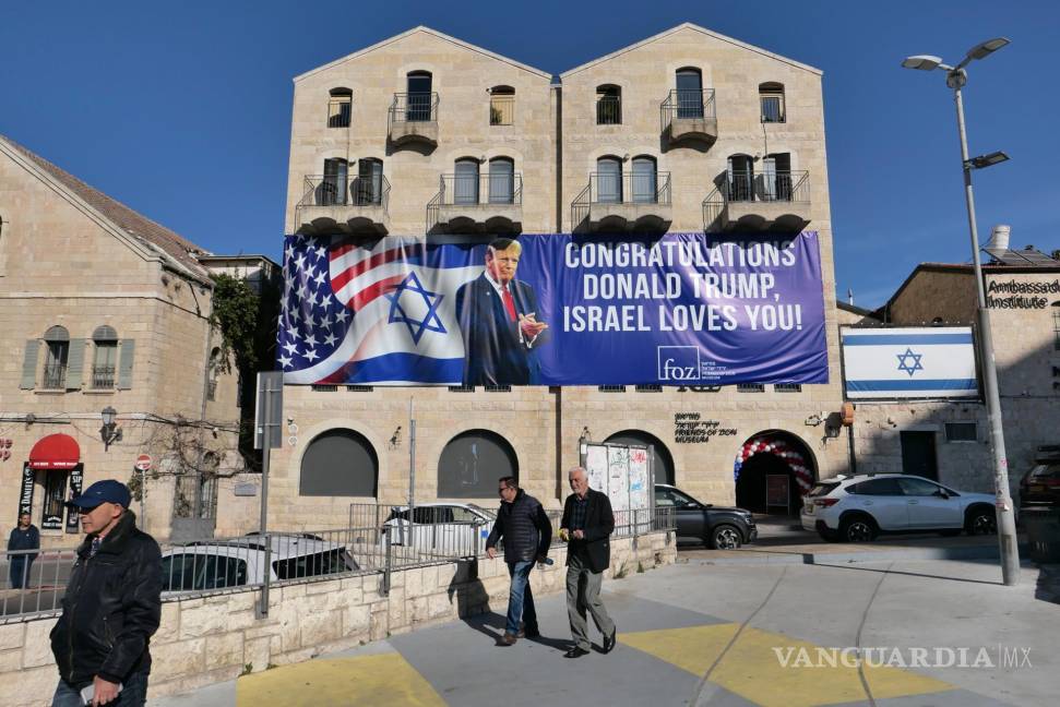 $!La gente pasa junto a un gran cartel que felicita al presidente estadounidense Donald Trump, en Jerusalén.