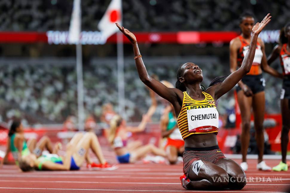 $!Peruth Chemutai de Uganda celebra su victoria en la final femenina de carreras de obstáculos de 3,000m durante los eventos de atletismo de los Juegos Olímpicos de Tokio 2020. EFE