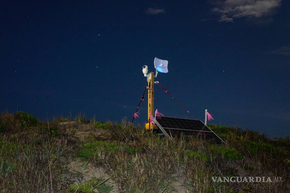$!Un sistema de cámara SpaceX alimentado por un panel solar, en una duna en Boca Chica, Texas.