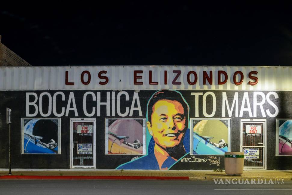 $!Un mural que dice “Boca Chica a Marte” con una imagen de Elon Musk en el centro de Boca Chica, Texas.