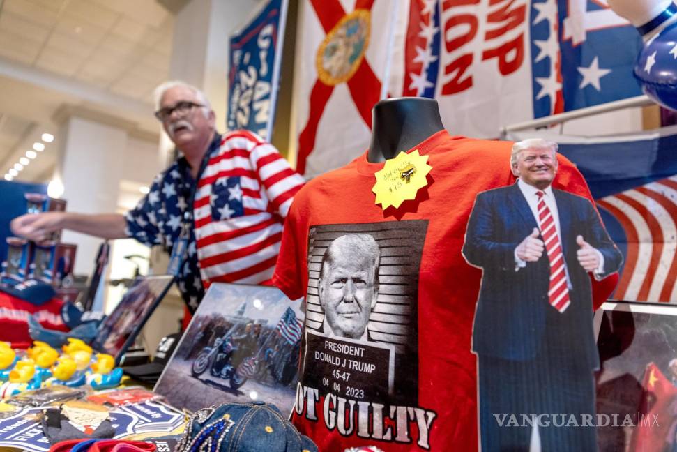 $!Mercancía con la imagen de Donald Trump a la venta durante la Cumbre de la Libertad de Florida en el Gaylord Palms Resort en Kissimmee, Florida.