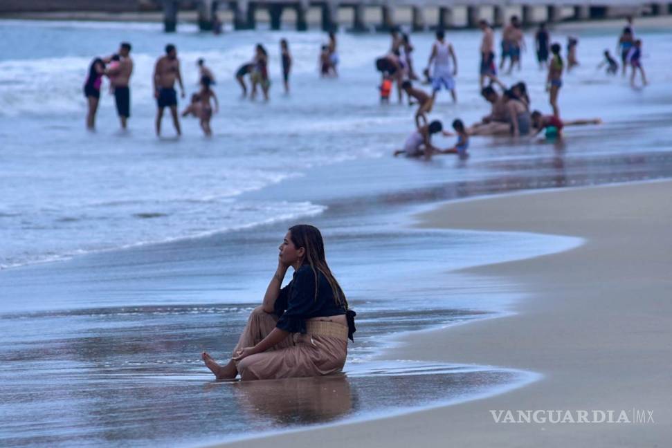 $!Visitantes en la playa de Acapulco, disfrutando del mar a pesar de los riesgos actuales, incluyendo la insuficiente disponibilidad de habitaciones debido al huracán Otis y la inseguridad en las carreteras.