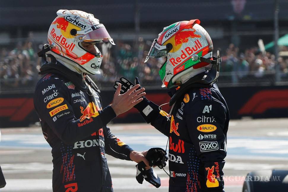 $!El holandés Max Verstappen (i) de Red Bull, primer lugar, y el mexicano Sergio Pérez de Red Bull, tercer lugar, celebran en el Gran Premio de Fórmula Uno de México que se realiza en el Autódromo Hermanos Rodríguez en Ciudad de México. EFE/José Méndez