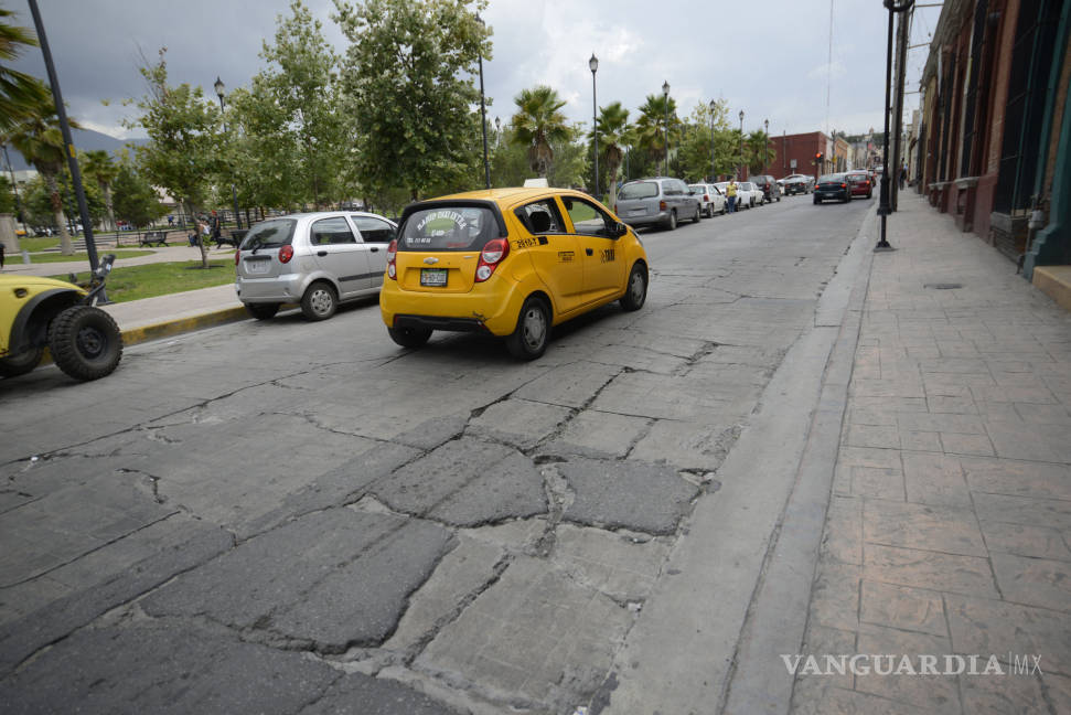 $!Destruida y descuidada se encuentra la calle General Cepeda del centro histórico de Saltillo