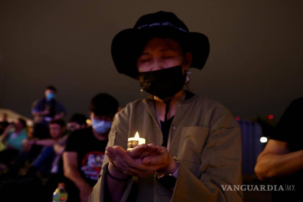 $!La gente reza y hace una pausa para un momento de silencien una vigilia para conmemorar del 35º aniversario de la represión de Tiananmen de 1989, en Taipei.