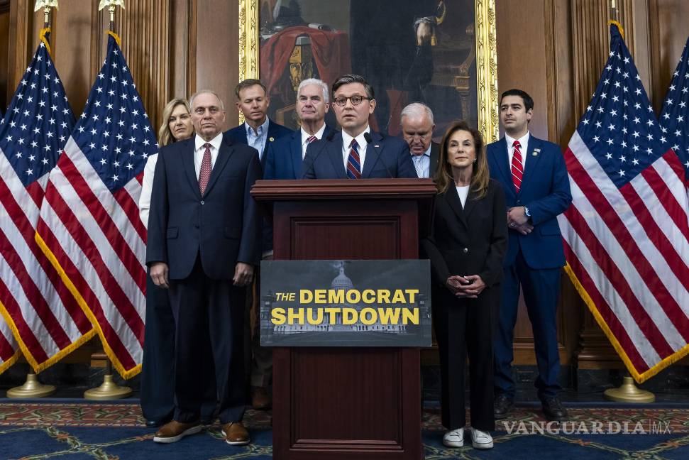 $!El presidente republicano de la Cámara de Representantes Mike Johnson (c), da un discurso por el cierre del gobierno en el Capitolio.