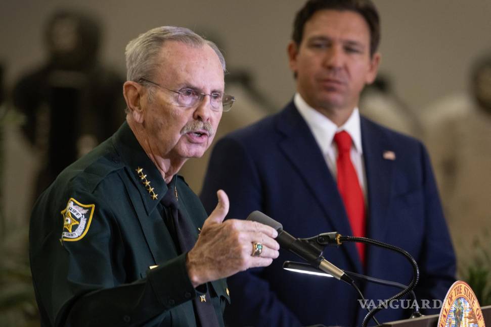 $!El alguacil del condado de Palm Beach, Ric Bradshaw (i), en una conferencia de prensa sobre el intento de asesinato del expresidente Donald Trump.