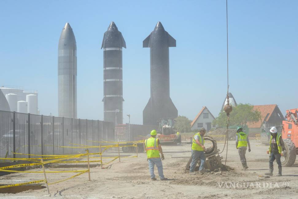 $!Tres prototipos de Starship detrás de las obras de construcción en las instalaciones de SpaceX en Boca Chica, Texas.