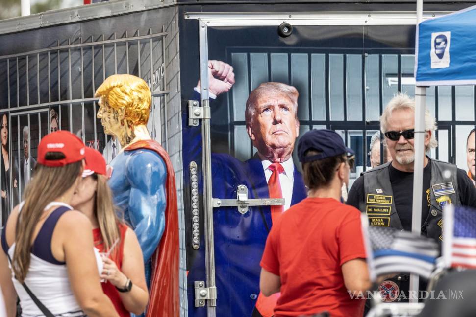 $!Seguidores del candidato presidencial republicano Donald Trump asisten al evento ‘Trump Festival (Take America Back)’ celebrado en Palmetto, Florida.