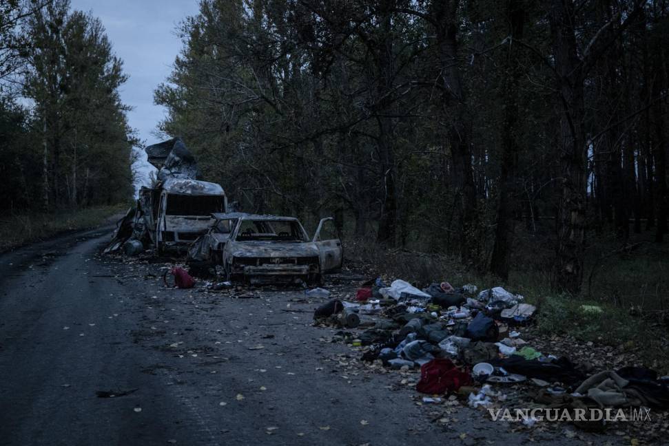 $!Ropa y pertenencias de soldados rusos entre vehículos quemados en las afueras de Lyman, en el este de Ucrania, el 2 de octubre de 2022.