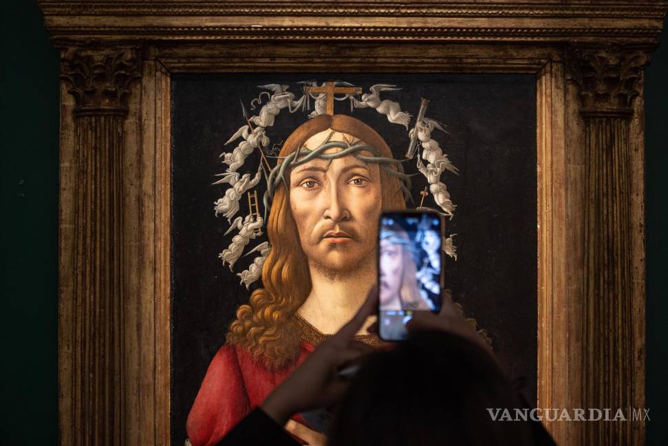 $!Una persona toma imágenes con su teléfono inteligente de ‘El hombre de los dolores’ de Sandro Botticelli. EFE/EPA/Jerome Favre