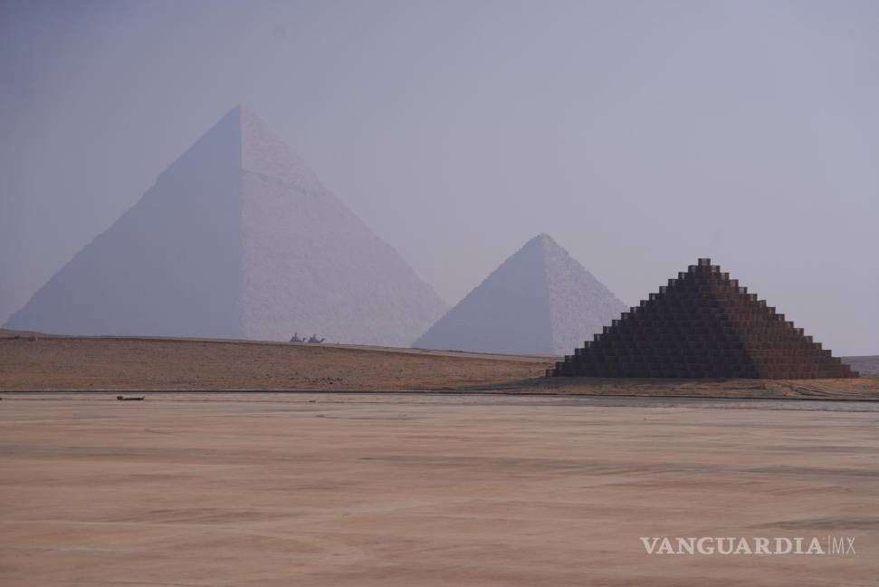 $!Instalación de arte ‘Translucent Pyramid’ del artista saudita Rashed al-Shashaon en la tercera edición de la exposición ‘Forever is Now’.