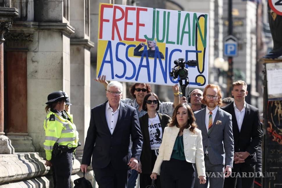 $!El editor en jefe de Wikileaks, Kristinn Hrafnsson (2-L) y la abogada Stella Assange (C), esposa de Julian Assange, afuera del Tribunal Superior en Londres.