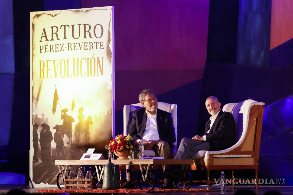 $!Arturo Pérez-Reverte (d) y el novelista mexicano Elmer Mendoza (i), en la presentación de su nuevo libro “Revolución” en el Polyforum Siqueiros.