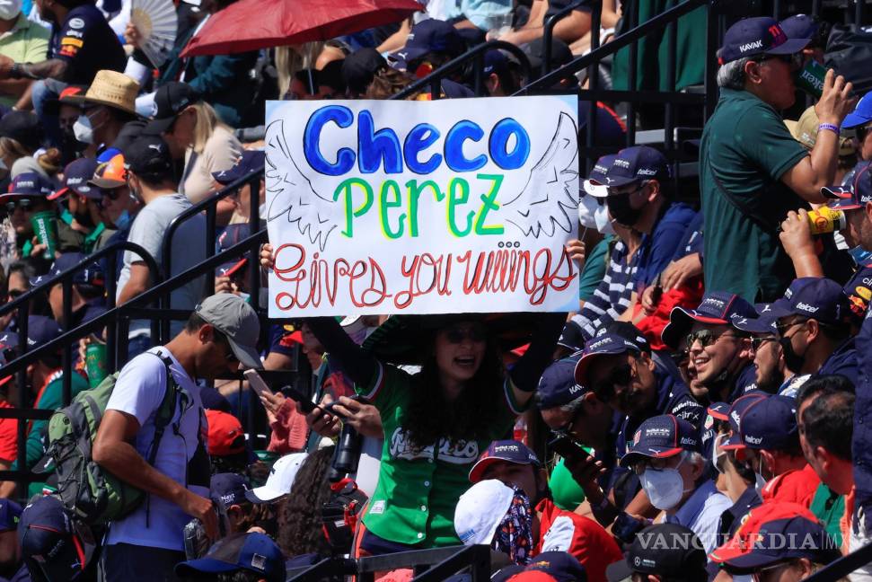 $!Una aficionada anima al mexicano Sergio Pérez de Red Bull en el Gran Premio de Fórmula Uno de México que se realiza en el Autódromo Hermanos Rodríguez en Ciudad de México. EFE/Carlos Ramírez