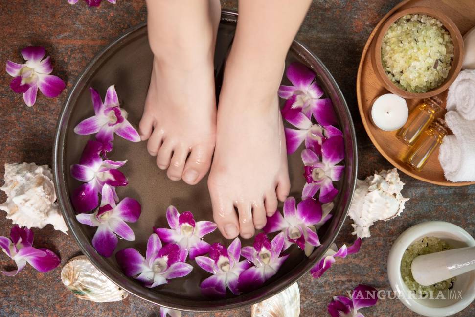 $!Sumerge tus pies en agua tibia durante unos 10 minutos para ablandar la piel.