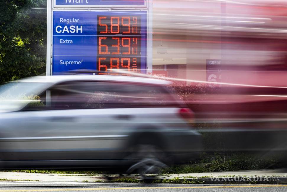 $!Un coche pasa por una gasolinera Exxon mostrando sus precios en Washington DC.