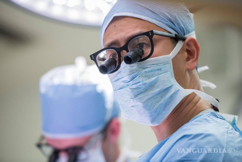 $!El neurocirujano Edward Chang durante cirugía cerebral, con Rory Murphy, investigador clínico (izq.) EFE/Barbara Ries/UCSF