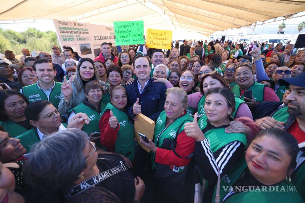 $!Manolo Jiménez saluda a ciudadanos durante la inauguración del bulevar.