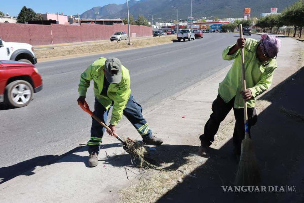 $!Cuadrillas municipales realizaron deshierbe y retiro de basura en plazas de Lomas del Bosque como parte del programa Aquí Andamos.