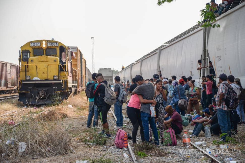$!Cientos de migrantes montan a &quot;La Bestia&quot; en México para llegar a EU