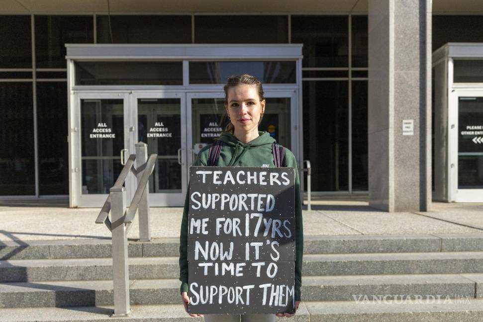 $!Una manifestante en la sede del Departamento de Educación. La Secretaria de Educación, Linda McMahon, despidió a casi la mitad de la fuerza laboral.