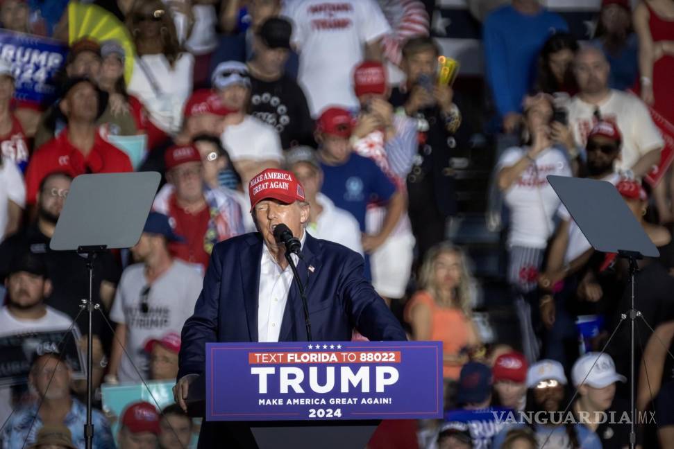 $!El expresidente Donald Trump pronuncia un discurso durante un evento de campaña en el resort Trump National Doral Miami en Doral, Florida.