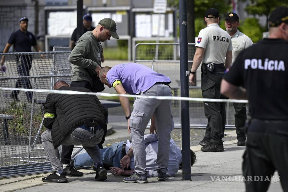 $!La policía arresta a un hombre después de que el primer ministro eslovaco, Robert Fico, fuera herido de bala en la ciudad de Handlova, Eslovaquia.