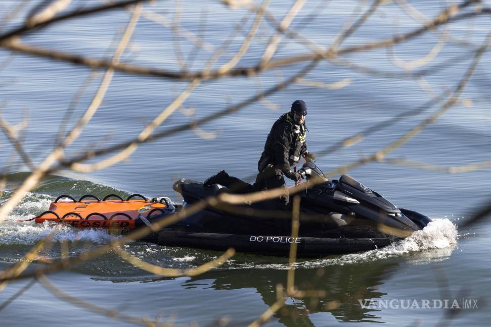 $!La policía de DC navega a lo largo de las orillas del río Potomac buscando escombros y restos de un avión comercial que chocó con un helicóptero militar.