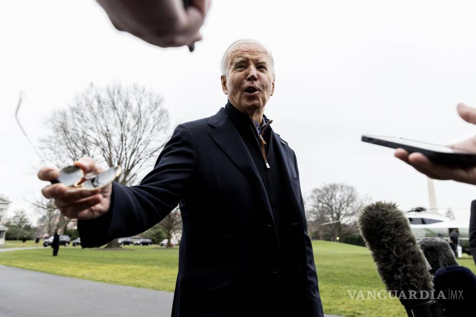 $!El presidente habla con periodistas poco antes de partir este sábado de la Casa Blanca a Camp David, donde pasará la Navidad.