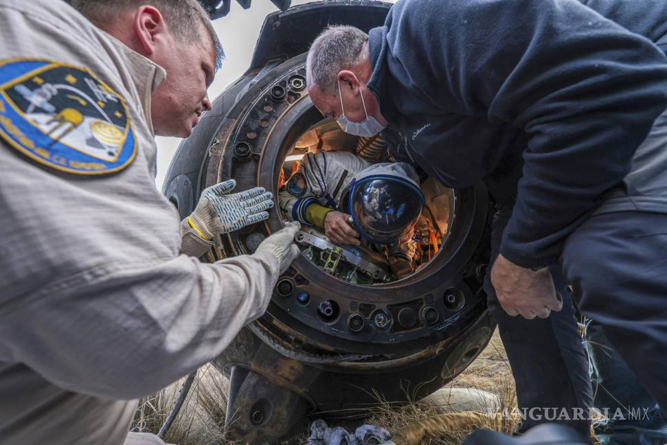$!El astronauta de la NASA, Frank Rubio, abandona la nave espacial Soyuz MS-23 después de aterrizar en un área remota cerca de Zhezkazgan, Kazajstán.
