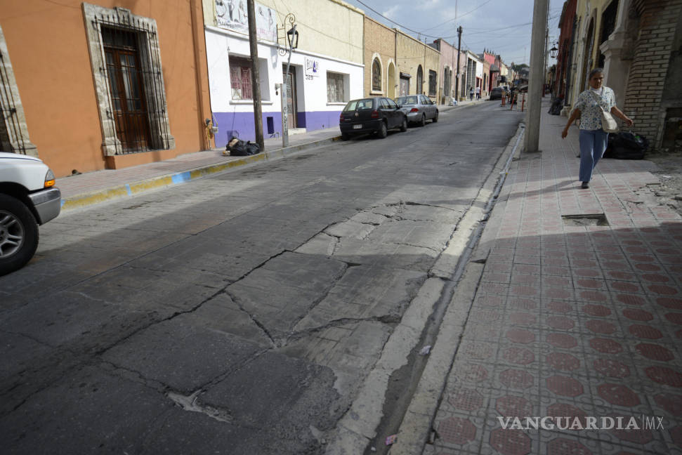 $!Destruida y descuidada se encuentra la calle General Cepeda del centro histórico de Saltillo