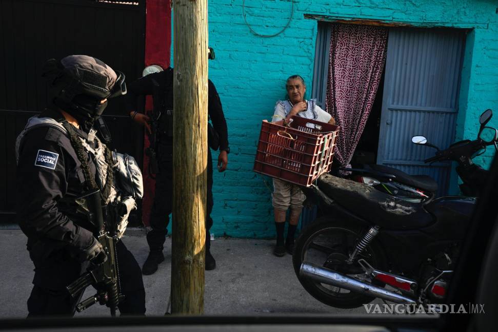 $!La policía municipal conversa con una residente mientras patrulla su vecindario en Celaya, México, el miércoles 28 de febrero de 2024.