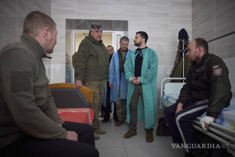 $!El presidente ucraniano Volodímir Zelenski (C-R) hablando con militares heridos mientras visita un hospital militar.