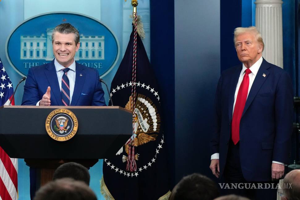 $!El presidente Donald Trump escucha al secretario de Defensa, Pete Hegseth, hablar en la sala de prensa James Brady en la Casa Blanca.