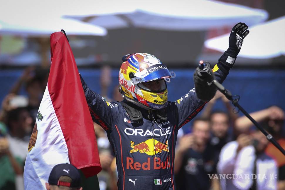 $!Sergio 'Checo' Pérez, de Red Bull Racing, posa con la bandera mexicana durante el Red Bull Show Run en Guadalajara, Jalisco.