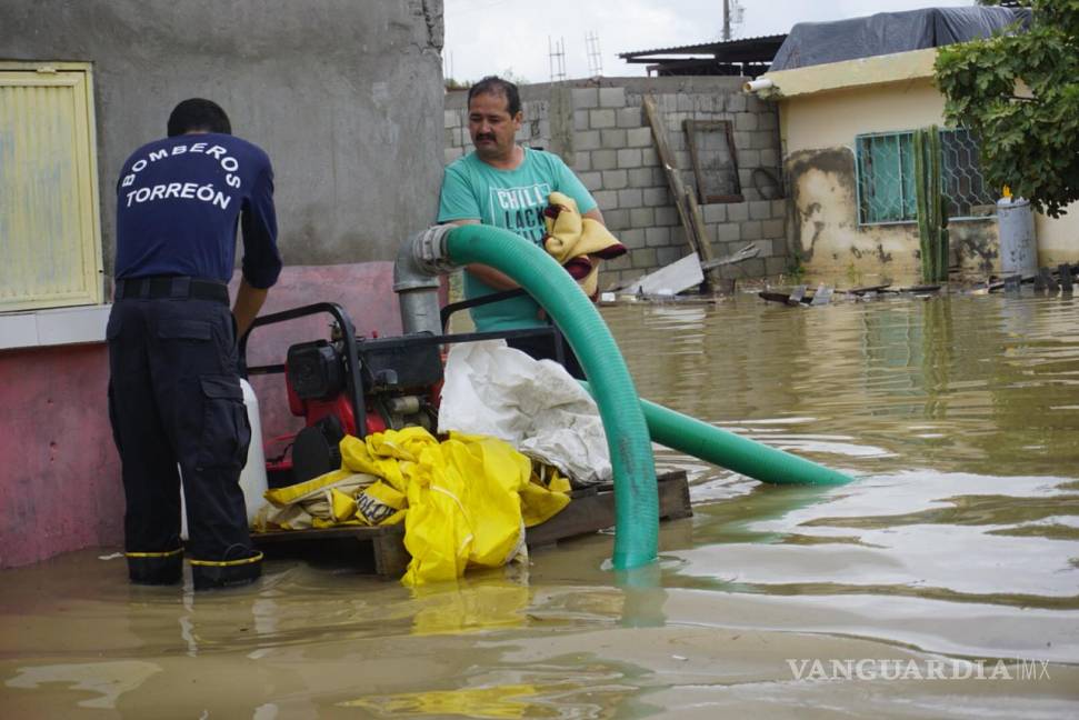 $!Se intensifican labores de desazolve en colonias de Torreón tras fuertes lluvias