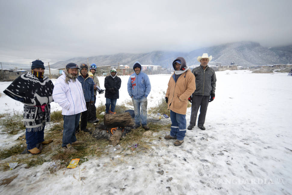 $!Aumenta con nevada calor humano en sector de tejabanes en Saltillo